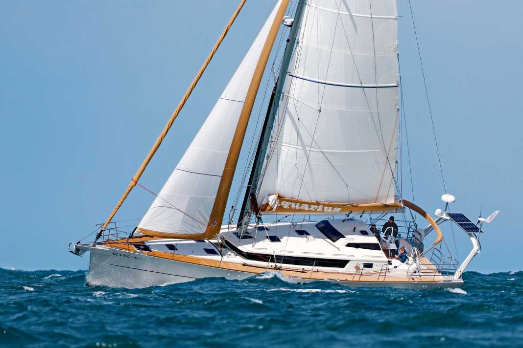 Clear orientation. Many hatches, large window areas, fixed sprayhood, protected cockpit and an equipment carrier at the stern