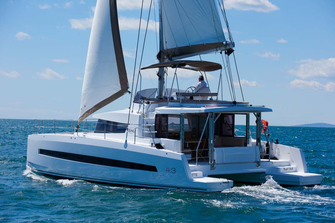 Bali 4.3: pozzetto anteriore, boma alto, ampio pozzetto, salone più piccolo, molta tela: questo catamarano è progettato per le acque calde come nessun altro. L'idea di base del marchio è simile a quella dei Nautitech Open 40 e 46 di Bavaria.