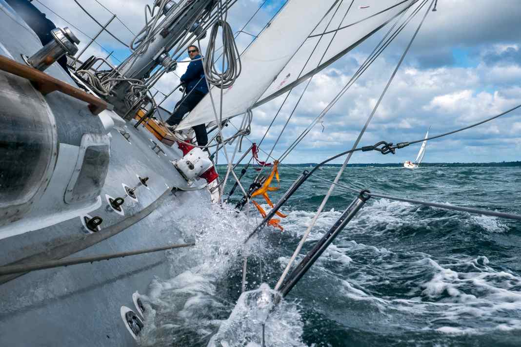 En route pour la course autour de l'île : toutes les voiles sont encore gonflées par 7 Beaufort, le "GM IV" traverse la mer avec une forte gîte.