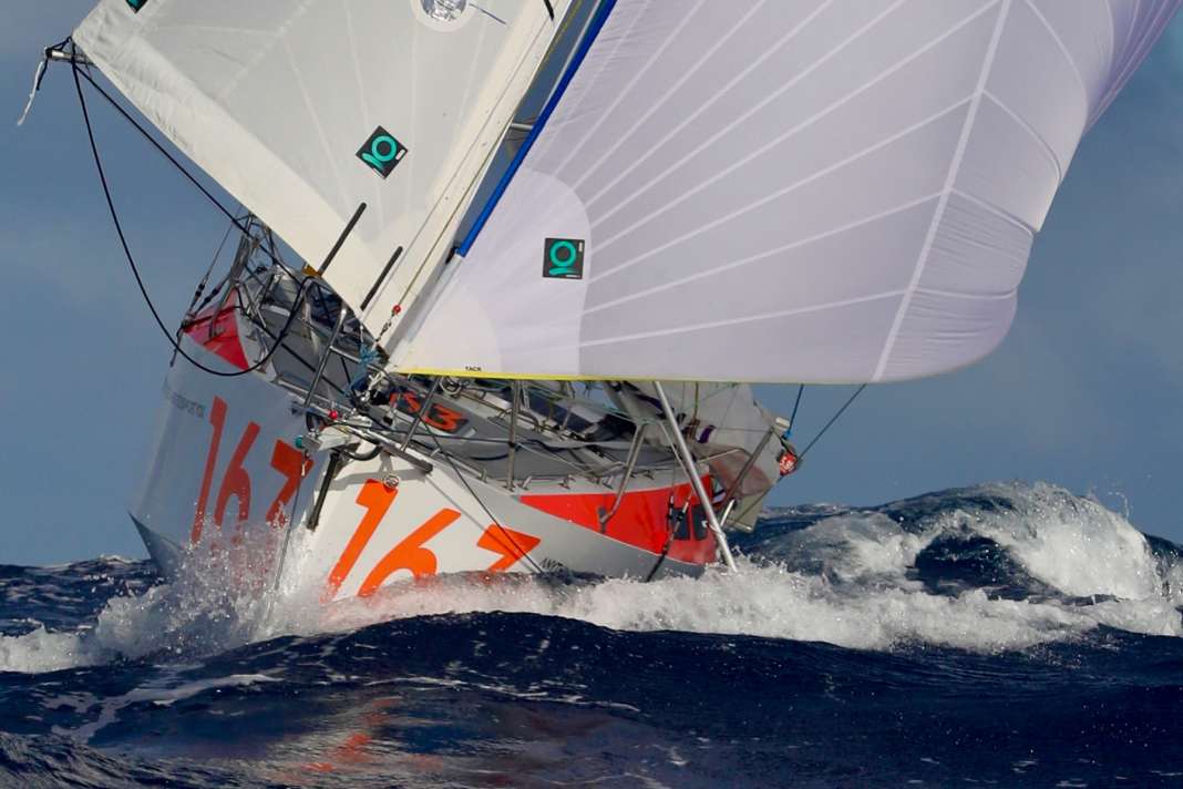 La course continue à pleine vitesse : après la traversée de l'Atlantique par douze navigateurs lors de la Globe 580 Transat en janvier, la course autour du monde est maintenant lancée. La photo montre le "Biggest Monkey" du Néerlandais Niels Kamphuis. Il a terminé troisième de la Transat, mais ne prendra pas le départ de la Mini Globe Race.