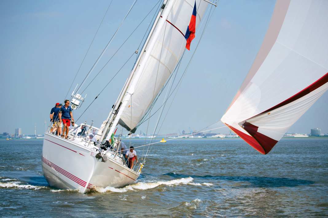 Ton gennaker, l'inconnu : Le bateau et l'équipage doivent encore apprendre à se connaître. Mais le nouveau "Wappen" se met tout de suite au travail.