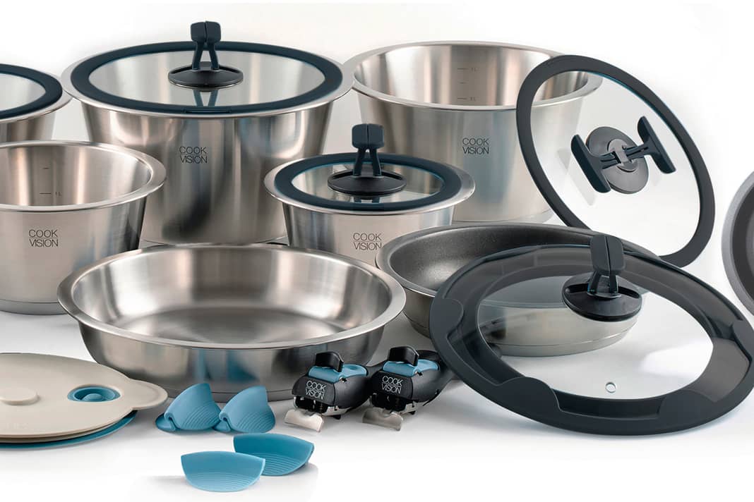 The complete set includes six saucepans, three frying pans with matching lids, removable sides and handles as well as a Frischalte lid and trivet