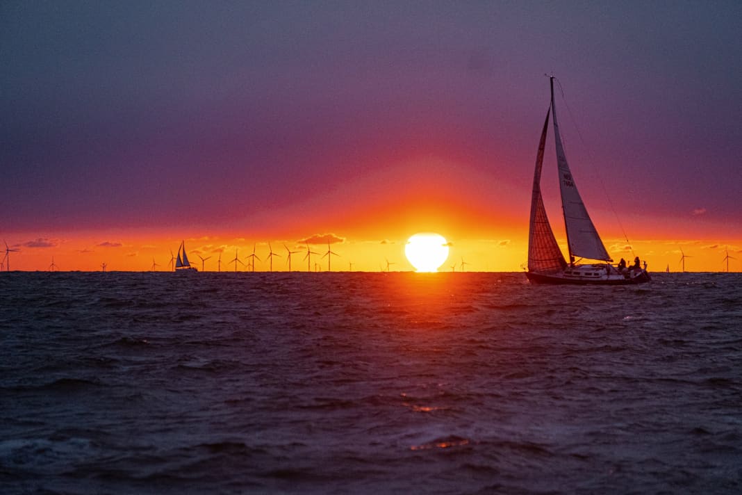 La zeilrace di 24 ore inizia la sera presto. Poco dopo, il sole tramonta. La luce si affievolisce con essa.  Per i partecipanti inizia una lunga notte