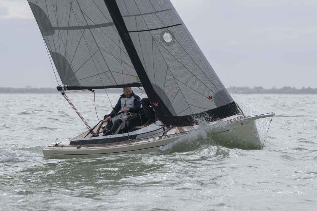 Pretty lines, little freeboard, pronounced deck leap. The graceful lines come from designer Michele Molino