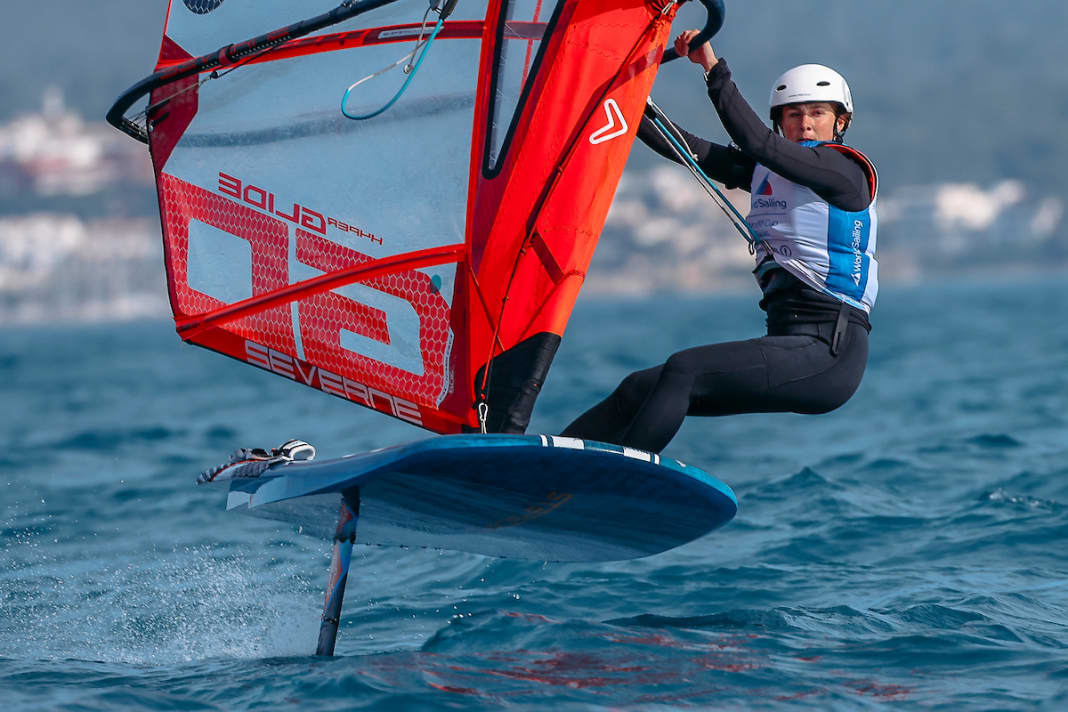 iQFoil-Windsurferin Theresa Marie Steinlein will es als Sechste im Finale wissen - doch der Olympia-Platz ist für sie sicher!