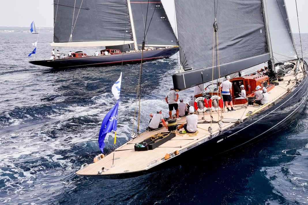 "Rainbow" upwind from "Velsheda"