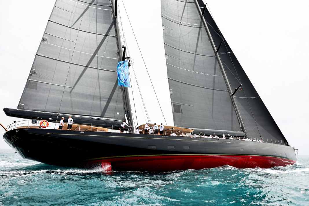 Le ketch de 59 mètres "Maximus" s'est vu infliger une pénalité de temps pour un départ anticipé et a glissé à la deuxième place du groupe A derrière ...