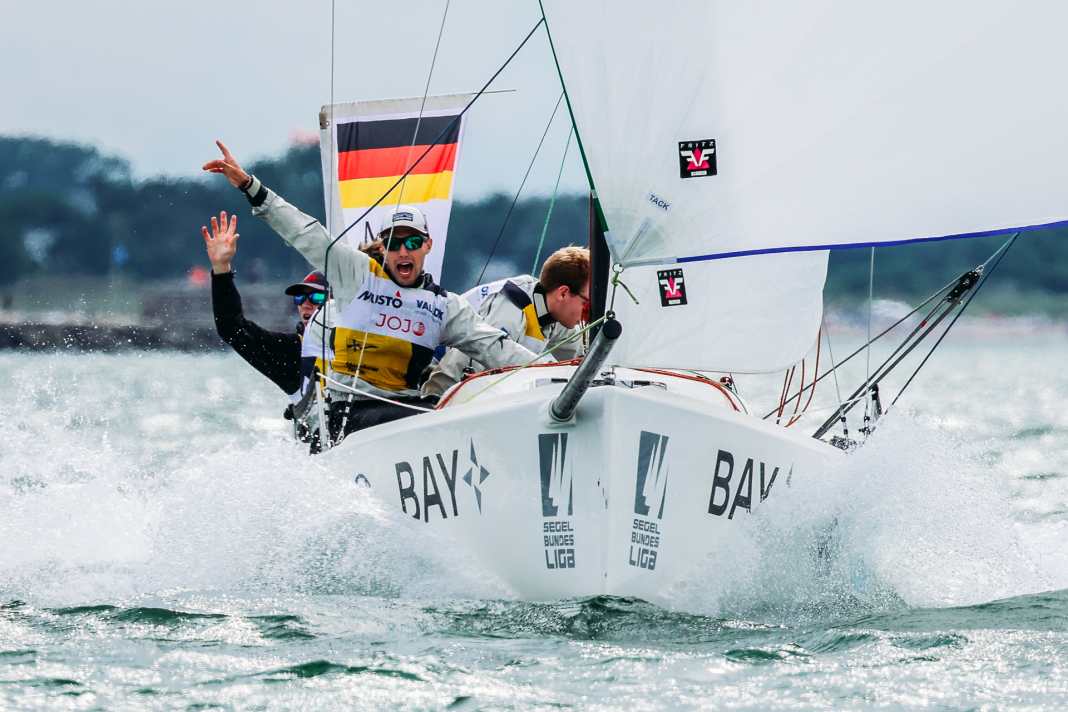 On the first day of the 86th Warnemünde Week, the team from the Munich Yacht Club made a strong start in the third and final qualifier for the final of the Sailing Champions League