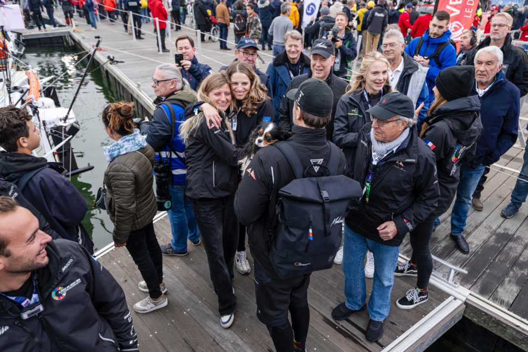 Boris Herrmann verabschiedet sich von seiner Frau Birte Lorenzen-Herrmann, Teamdirektorin Holly Cova und Hund Lilli