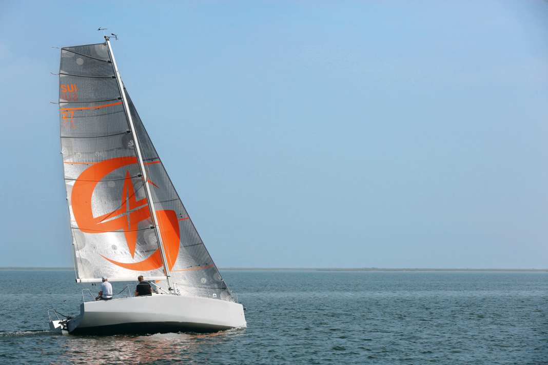 L'énorme tête carrée domine l'aspect visuel.