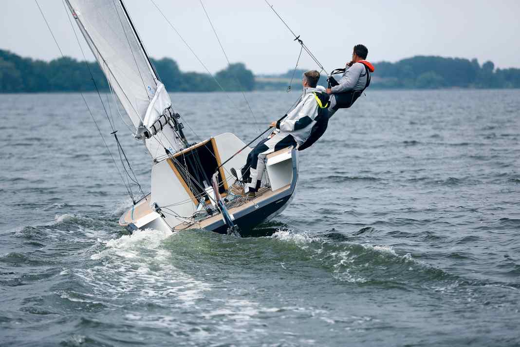 Das Trapez bringt zusätzliches aufrichtendes Moment.