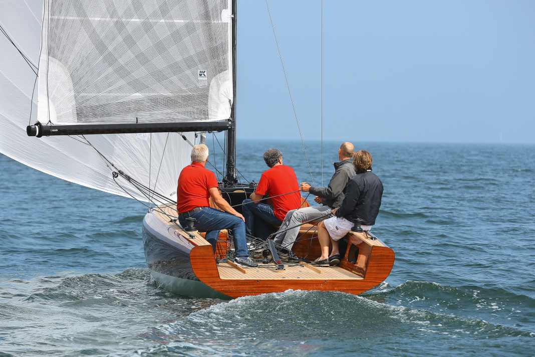 Flach, breit, edel: Ob allein oder mit Crew, das lange, offene Cockpit ermöglicht pures Segeln.