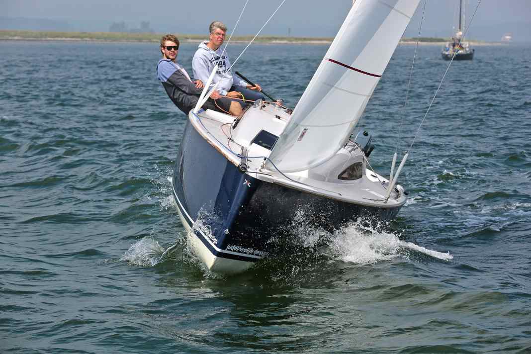 Das agile Segelverhalten eines Jollenkreuzers – mit  Sicherheitsreserve.