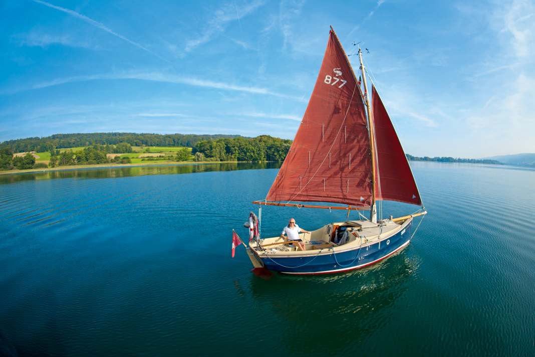 Shrimper 19: The smallest cabin cruiser from the English shipyard Cornish Crabbers is made of GRP in the style of a classic fishing boat. The small cabin makes it a trailer boat suitable for touring