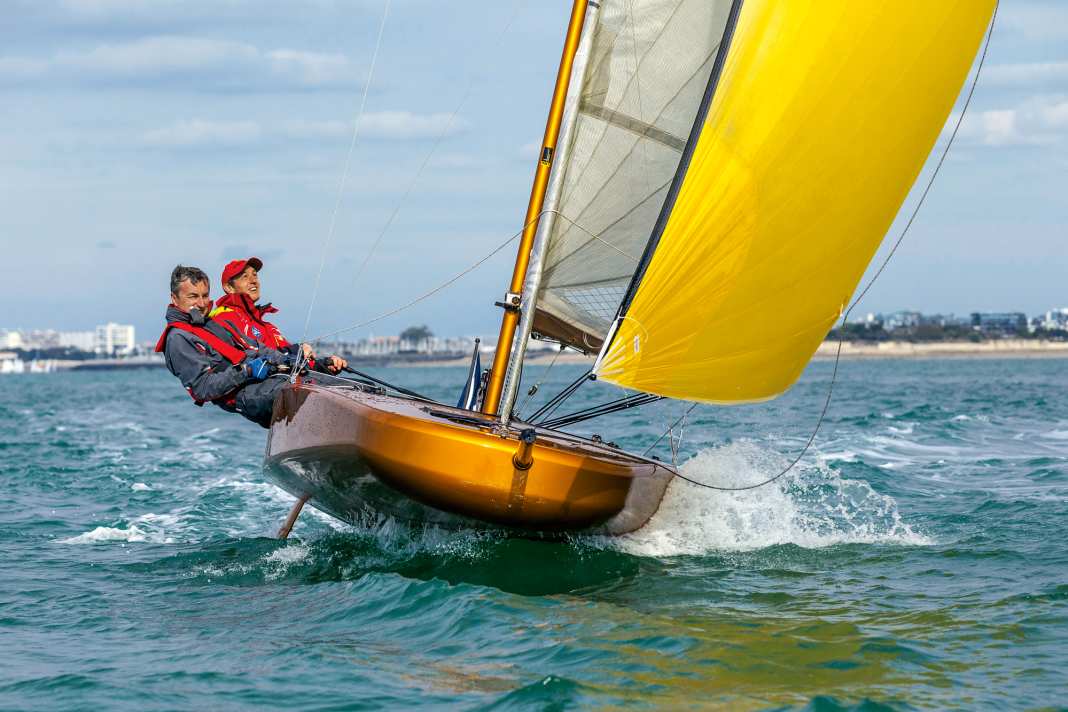 Sourire sur le visage. L'équipage n'est pas le seul à se réjouir - la proue du petit bateau semble également sourire.