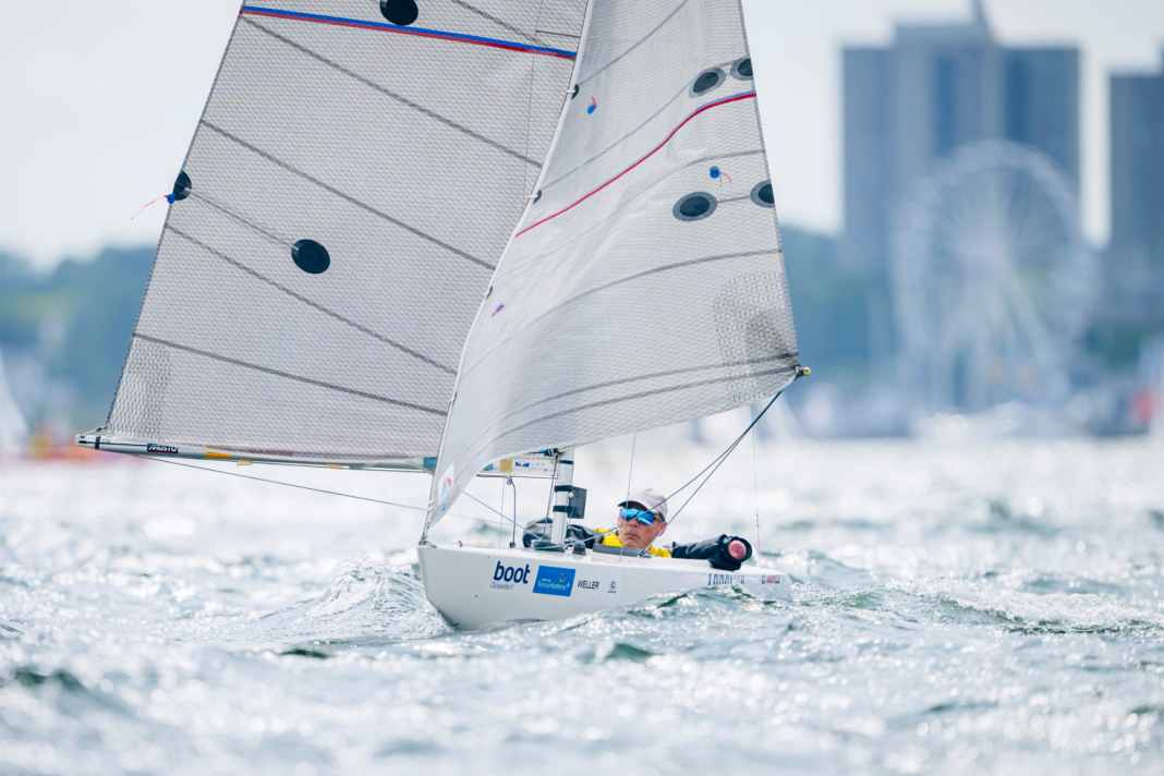 Lässig wie im eigenen Vorgarten: Heiko Kröger segelt im 2.4mR auf Goldkurs…