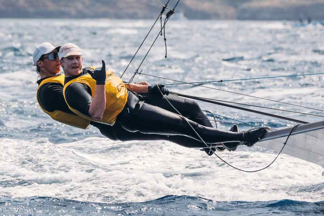 Ziehen als Zweite ins Medaillenrennen am Samstag ein: Richard Schultheis und Fabian Rieger im 49er.