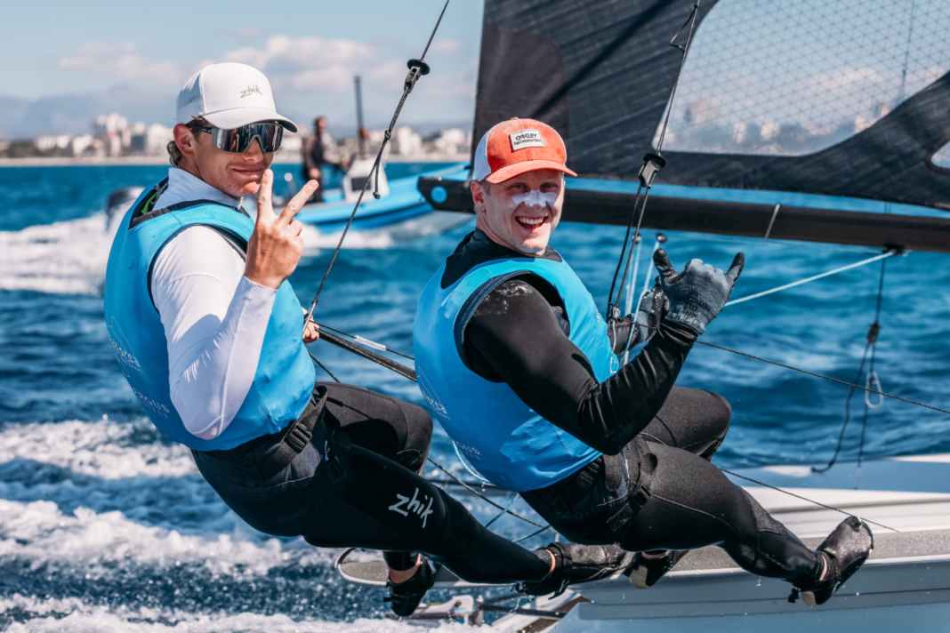 Die 49er-Segler Richard Schultheis und Fabian Rieger freuen sich über Platz zwei bei der ersten gemeinsamen Regatta.