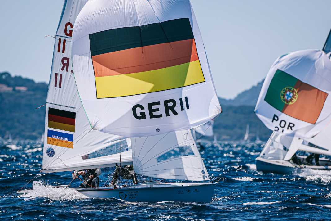 Mit ihrem 470er "Sunny" und der Segelnummer 11 katapultierten sich Simon Diesch und Anna Markfort an Tag eins der Semaine Olympique Française an die Spitze des Feldes.