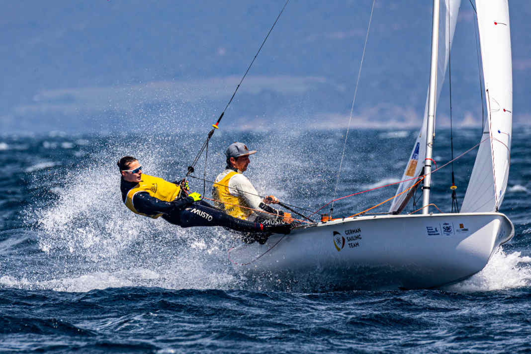 Simon Diesch und Anna Markfort dominieren das 470er-Mixed-Feld beim Sailing Grand Slam in der Bucht von Hyères.