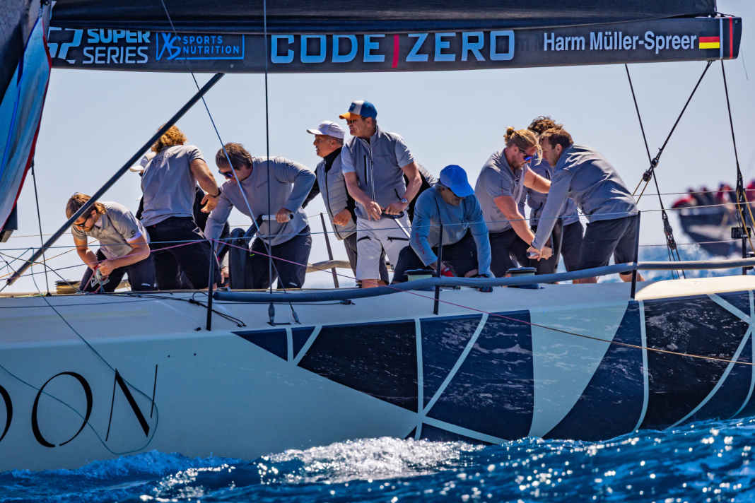 Der Hamburger Eigner Harm Müller-Spreer am Steuer seiner "Platoon Aviation" (Norddeutscher Regatta Verein).