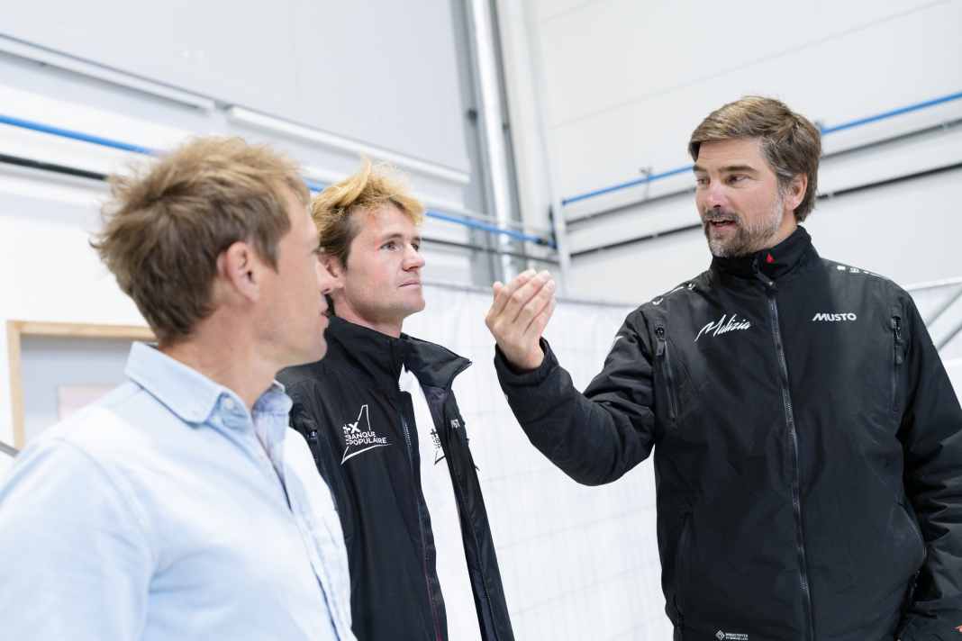 Boris Herrmann im Gespräch mit seinen Projektpartnern Loïs Berrehar (M.) und Thomas Ruyant.