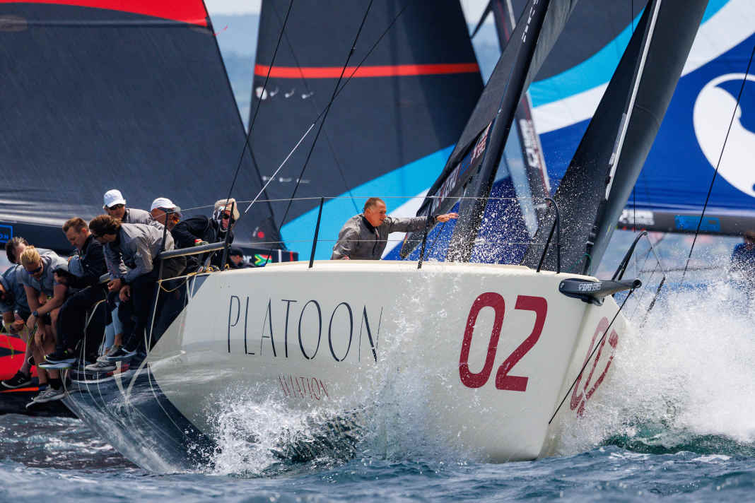 Aktuell ist die Bugnummer von "Platoon Aviation" beim Event in Baiona das Programm: Harm Müller-Spreers Boot liegt zur Halbzeit auf Platz zwei.