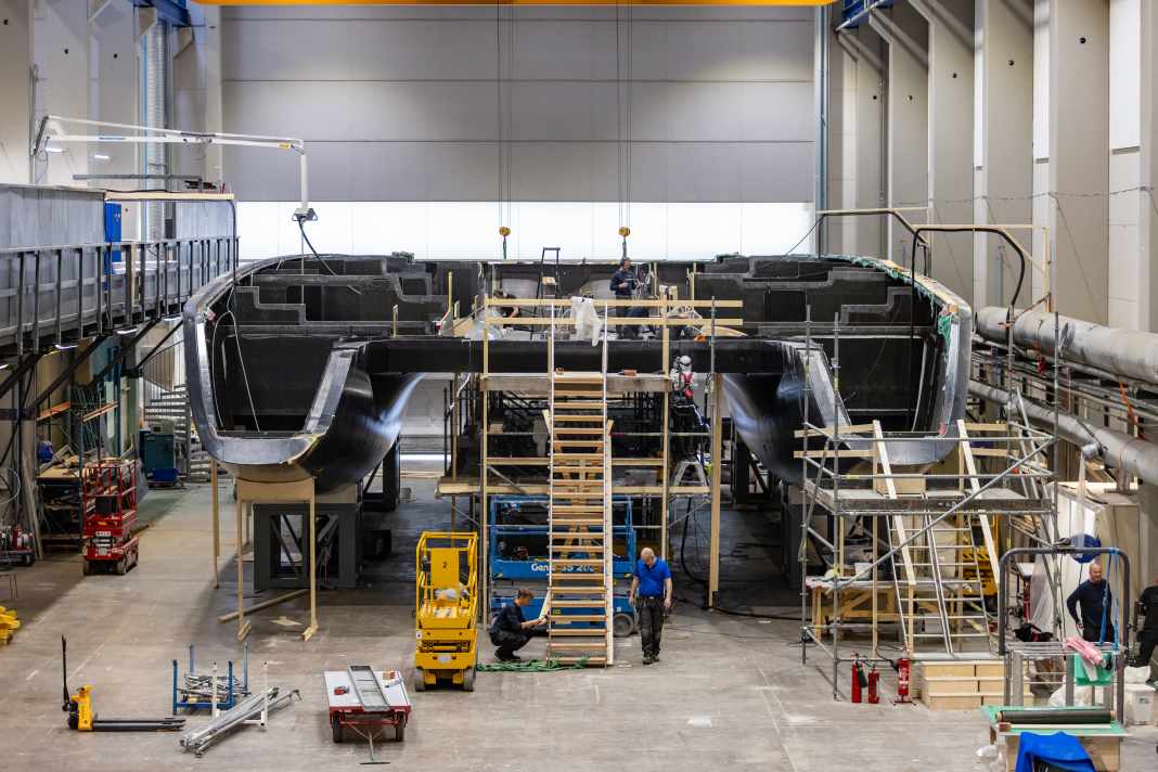 Schon weit fortgeschritten. Die beiden Carbonrümpfe sind verbunden, die Basis steht fertig in der Halle.