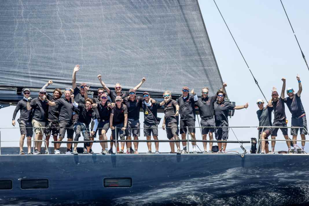 80 Fuß voller Freude: Die „Rose“-Crew feierte bereits an Bord.