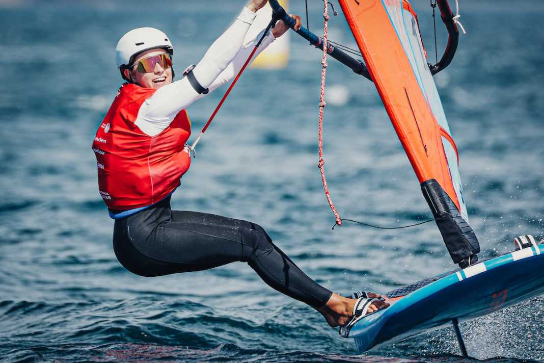Hier weiß sie es schon? Theresa Steinlein mit Lächeln auf dem Board auf Kurs WM-Bronze.