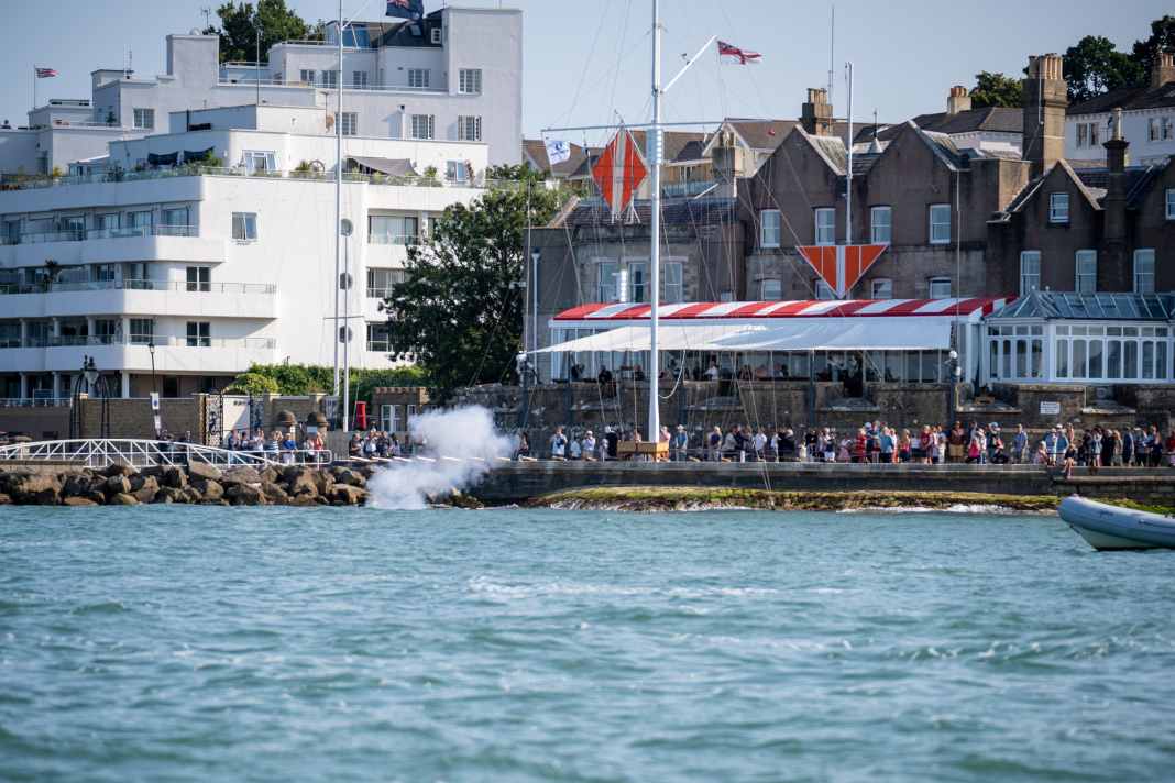 Proprio come nella Rolex Fastnet Race: il cannone per la tappa da Portsmouth a Cartagena è stato sparato dal Royal Yacht Squadron di Cowes, proprio come nella Whitbread Round the World Race del 1973.