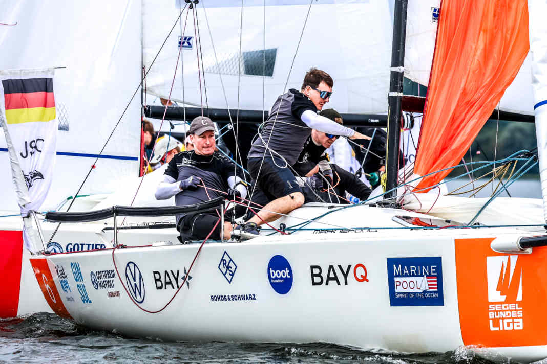 Une victoire sur le Wannsee pour une chance de devenir champion : l'équipage du Joersfelder Segel-Club.