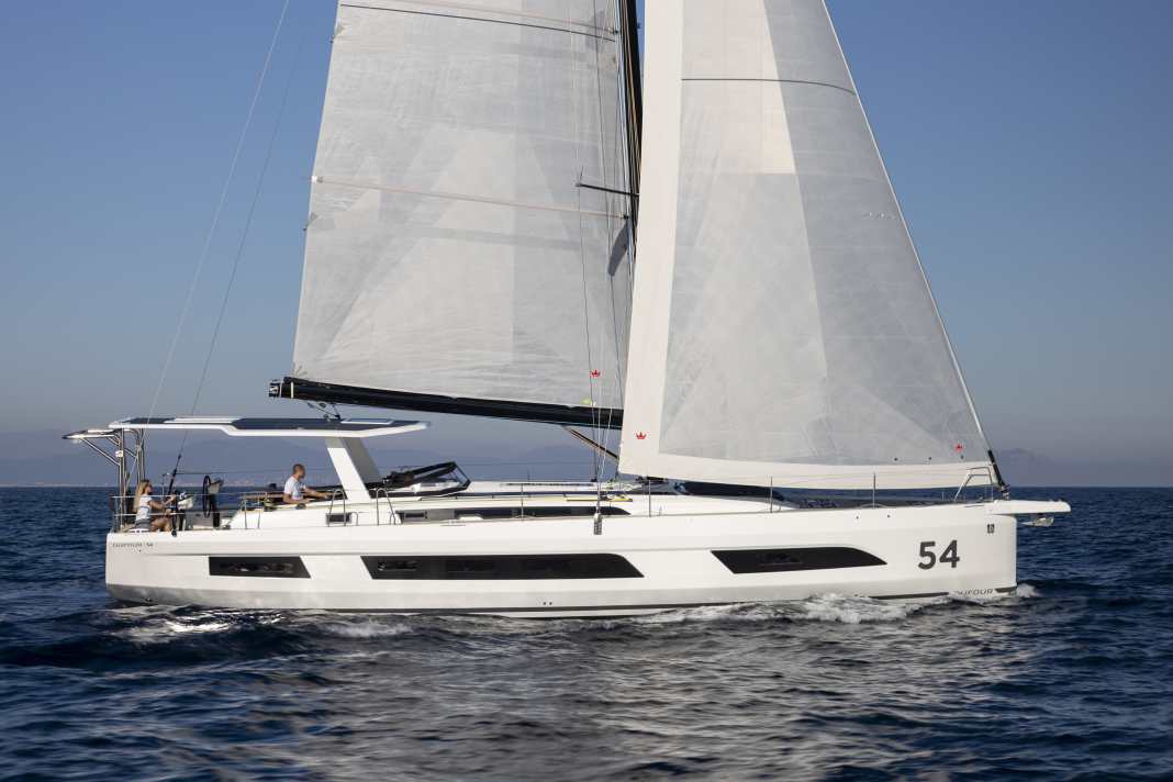 Il nuovo Dufour 54 è dotato di hardtop su richiesta, ...