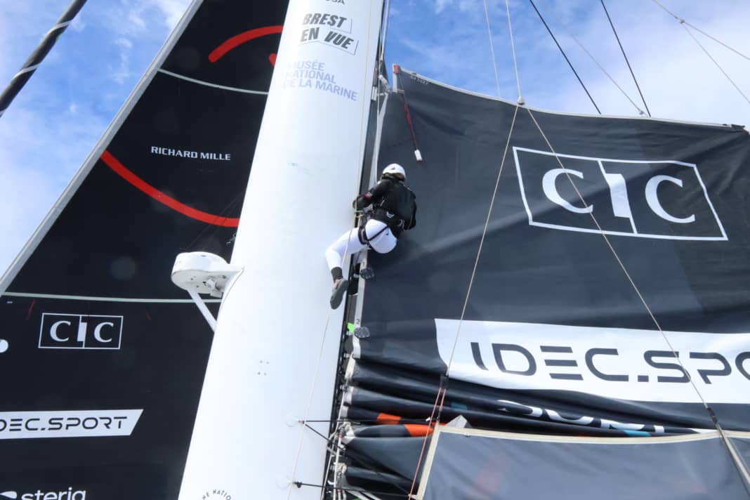 Uno dei tanti tentativi dell'equipaggio di tenere sotto controllo il problema del grande chiavistello.