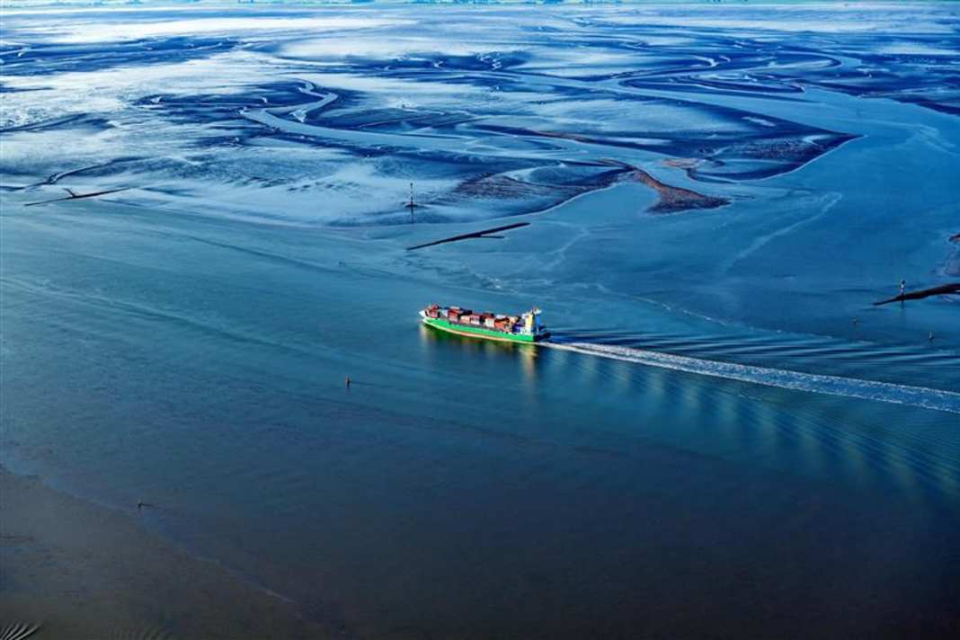 Bateau porte-conteneurs dans la mer des Wadden (image symbolique)