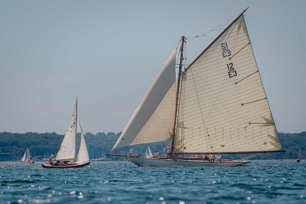 Una “Heti” a dodici remi e una Hansa-Jolle sul fiordo di Kiel, con un tempo estivo splendido.