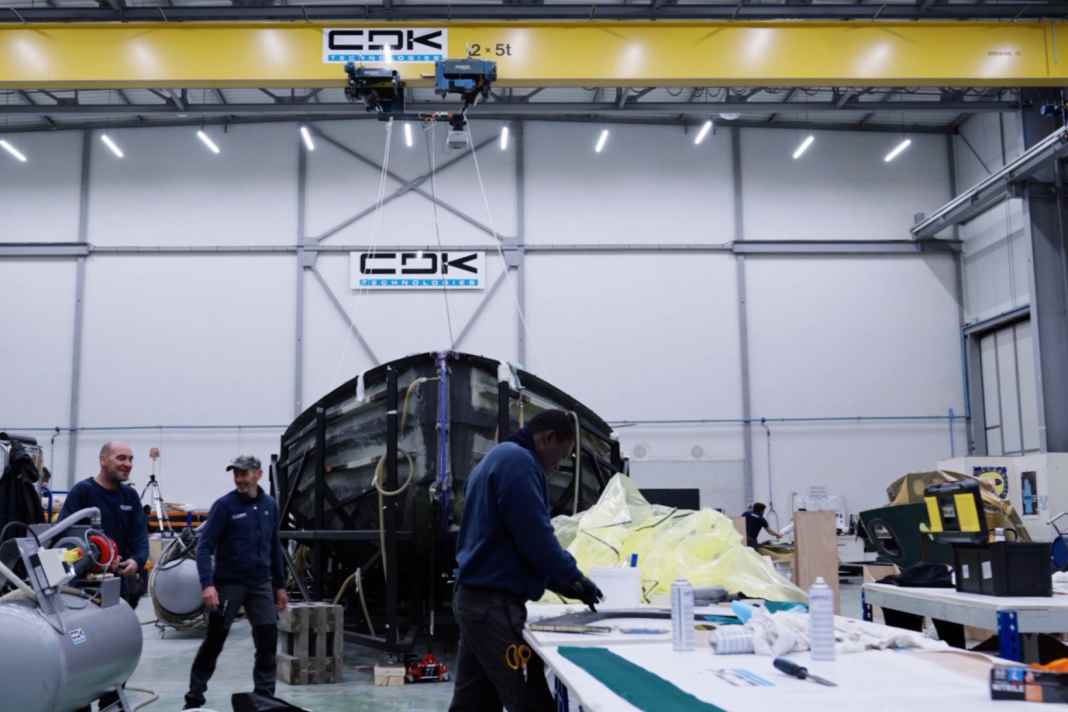 Chez CDK Technologies : l'équipe de construction et la coque du nouveau "Malizia 4".