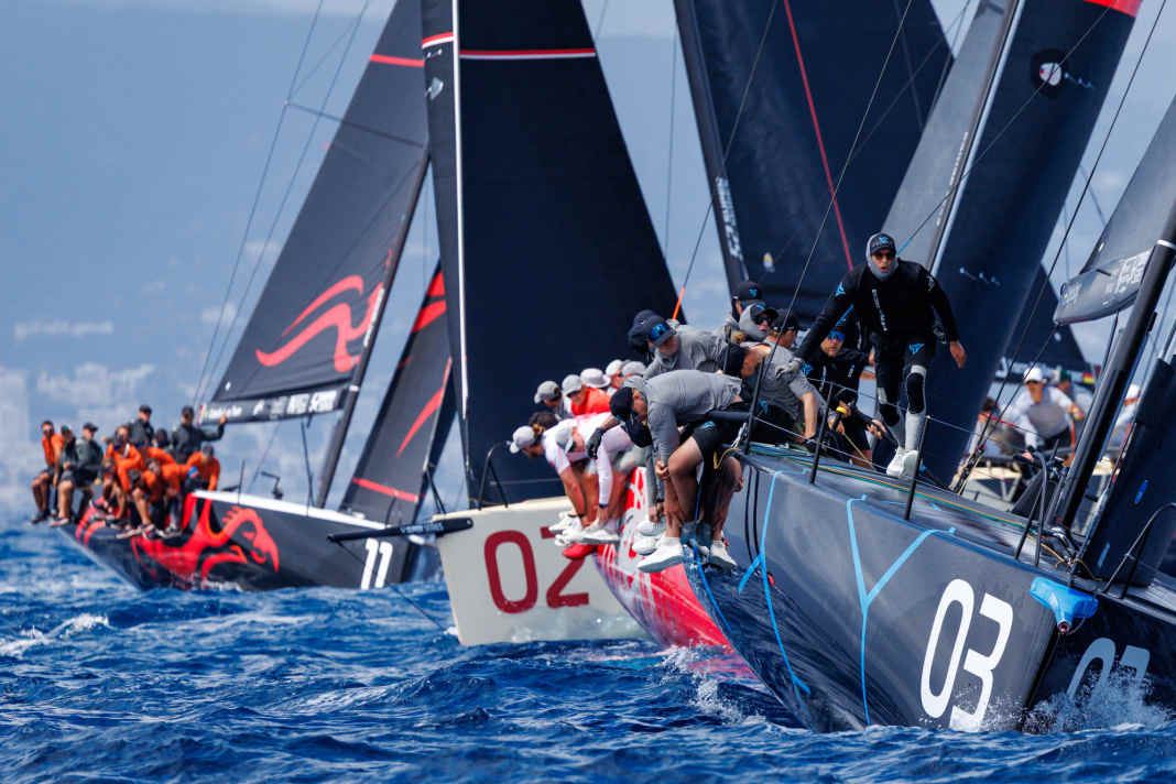 Les sommets TP52 sont toujours synonymes de courses serrées et passionnantes. C'est avec le numéro 02 à la proue que le « Platoon Aviation » de Harm Müller-Spreer prend le départ du championnat du monde.