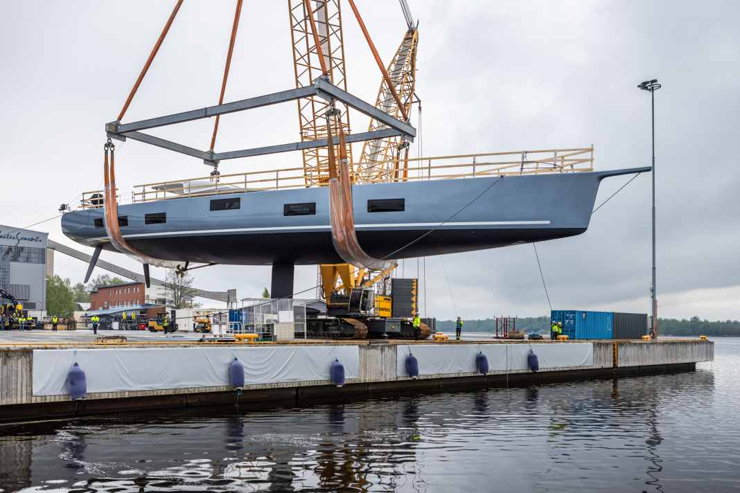 108 Tonnen am Kran auf dem Werftgelände in Pietarsaari. Dem Launch folgen nun das Maststellen und die technischen Probefahrten.