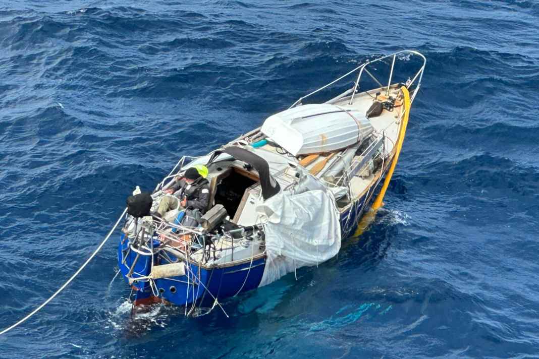 Die Yacht verlor den Mast.