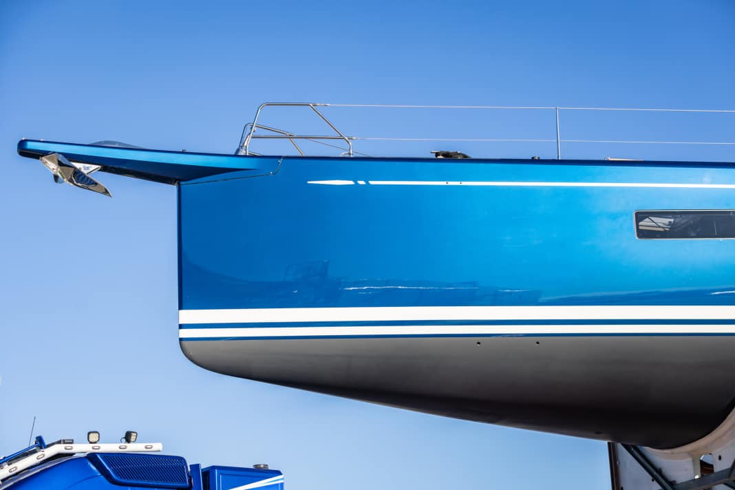 Il primo Swan 80 sfoggiava una livrea blu metallizzato in occasione del varo. Con il bompresso, misura 25,55 metri di lunghezza.