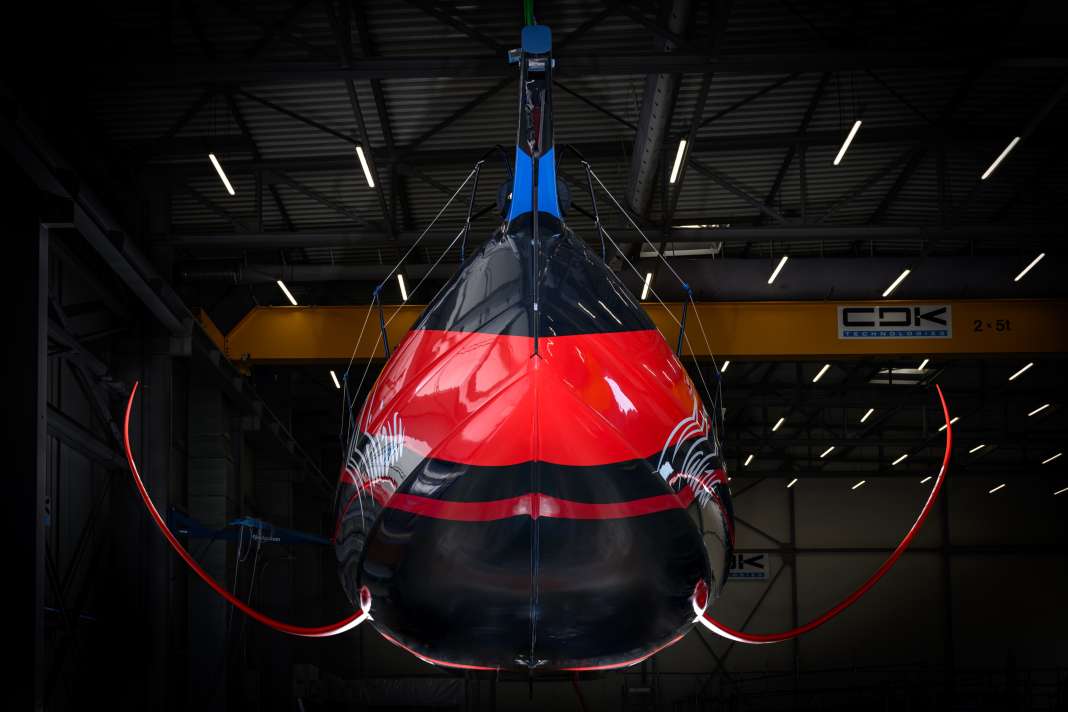 Verniciata in nero e rosso Monaco: la “Malizia 4” ancora in cantiere.
