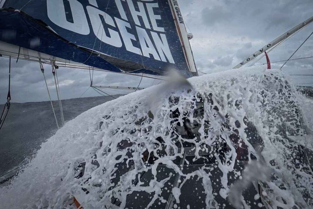C'est ici que l'on peut voir le « United by the Ocean » de Paul Meilhat dans son élément. Le cinquième jour de course, l'équipage s'est livré à un duel passionnant en tête de course avec « 11th Hour Racing ».
