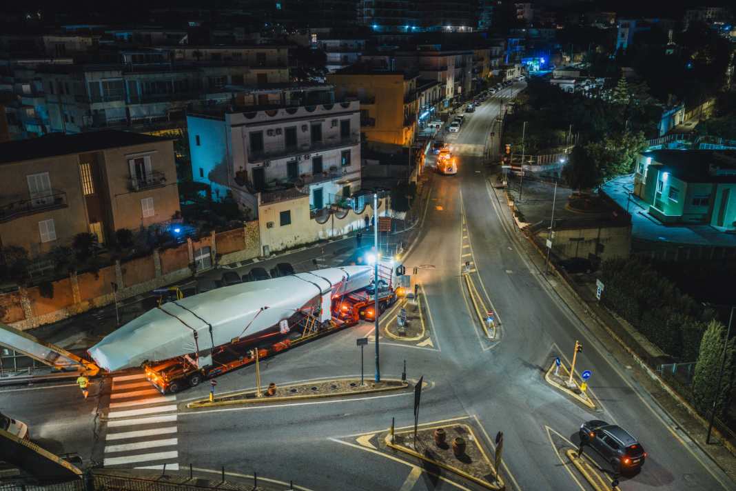 Voici l'AC75 britannique qui arrive à Naples.