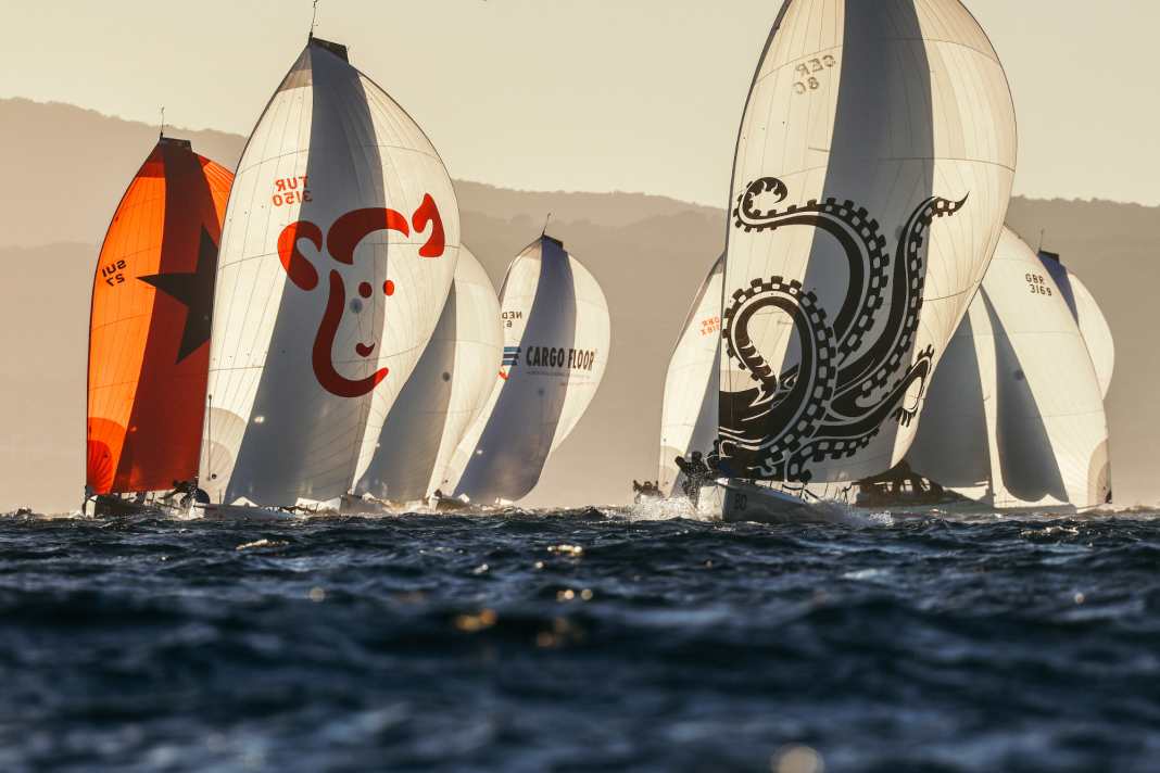 Atmosfera autunnale dorata alla Cape 31 Gold Cup nella baia di Saint-Tropez.