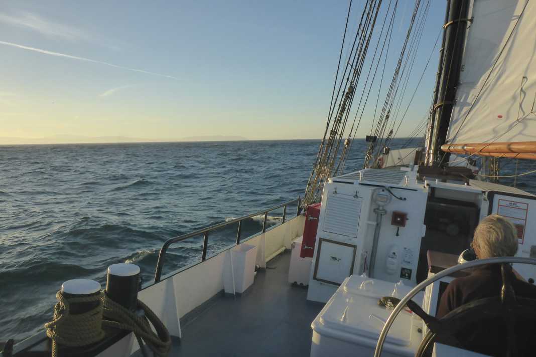 Sailing ships are not the usual, but nevertheless perfect place for a reading, here the cargo ship "Avontuur"