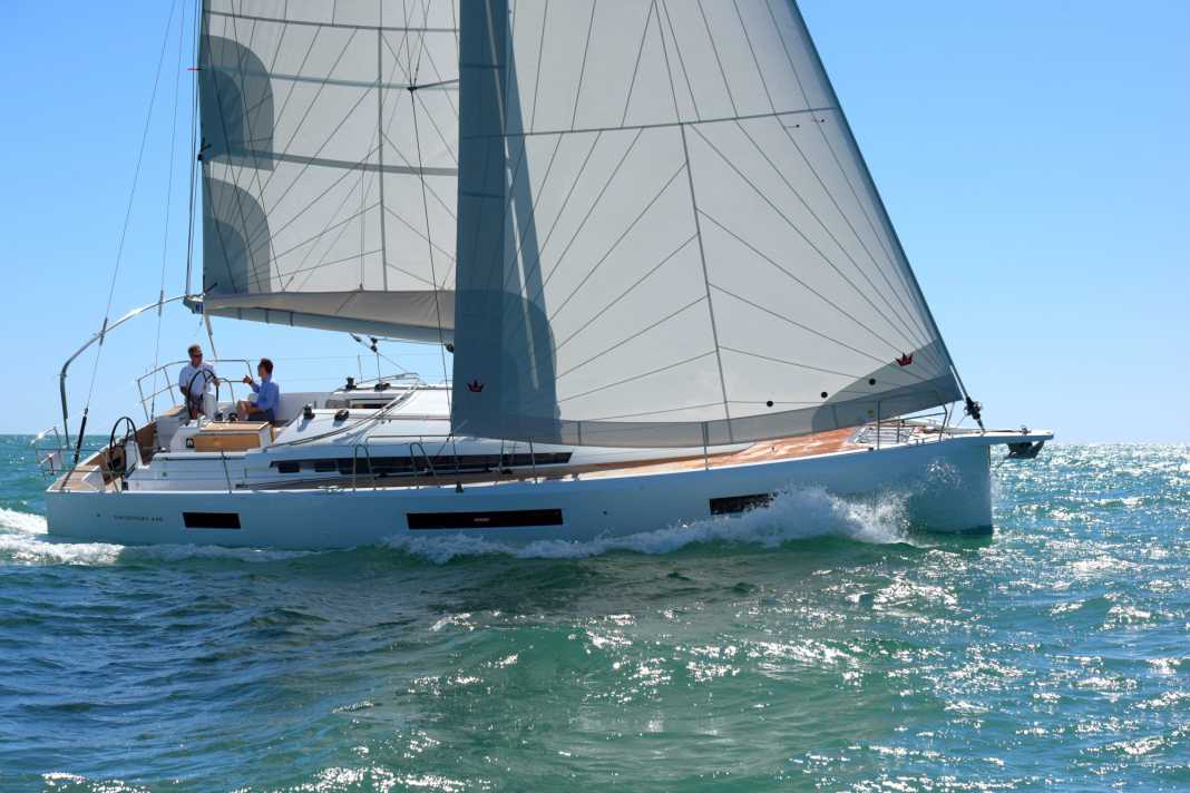 Kraftvoll: Bei Wind und Wellen fühlt sich die Sun Odyssey 440 wohl. Die große Genua sorgt für zügiges Vorwärtskommen