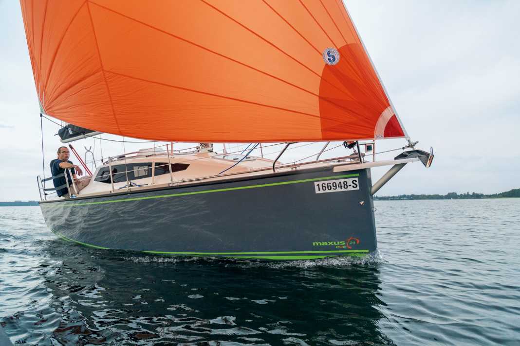 Leichtwindbedingungen auf dem Schweriner See: Der optionale rollbare Drifter bringt die Maxus 24 Evo trotz wenig Wind in ordentliche Fahrt. Der Aufbau ist relativ hoch geraten