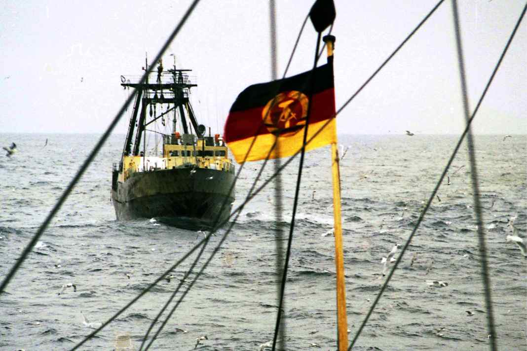 The film "The dream of being unsinkable" by Tom Fröhlich tells the story of the GDR deep-sea fishing fleet from then until today.