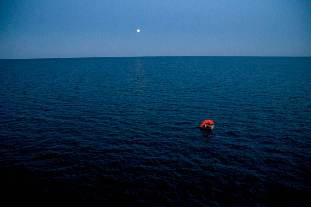 Erst der Anfang. Als der Mond über der Ostsee aufgeht, driftet die Insel östlich von Großenbrode einsam und verlassen ins blaue Nichts.